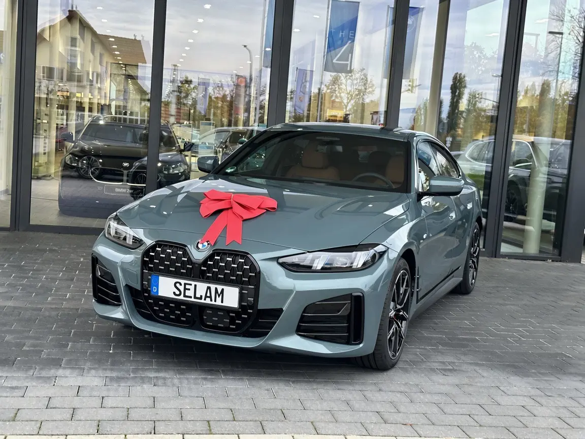 BMW mit SELAM-Kennzeichen und roter Schleife