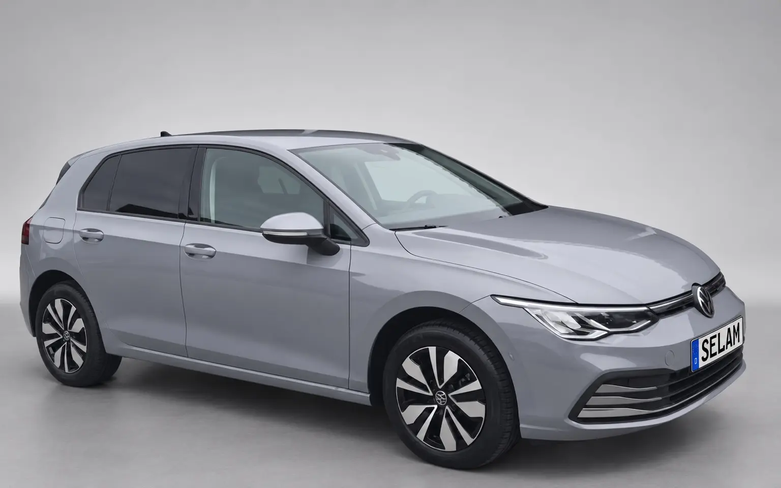 Silberner Volkswagen Golf mit SELAM-Kennzeichen